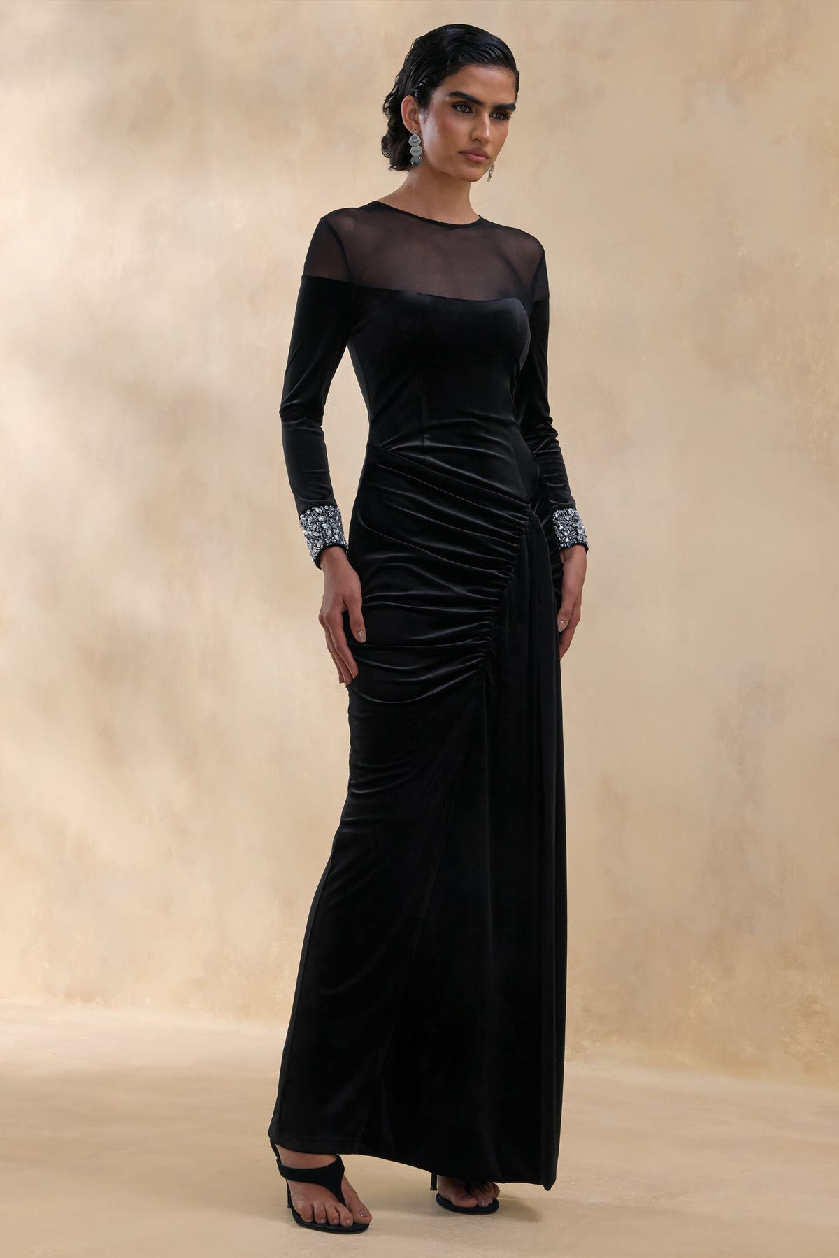 Perrin | Vestido Largo Negro con Escote Alto y Puños Bordados