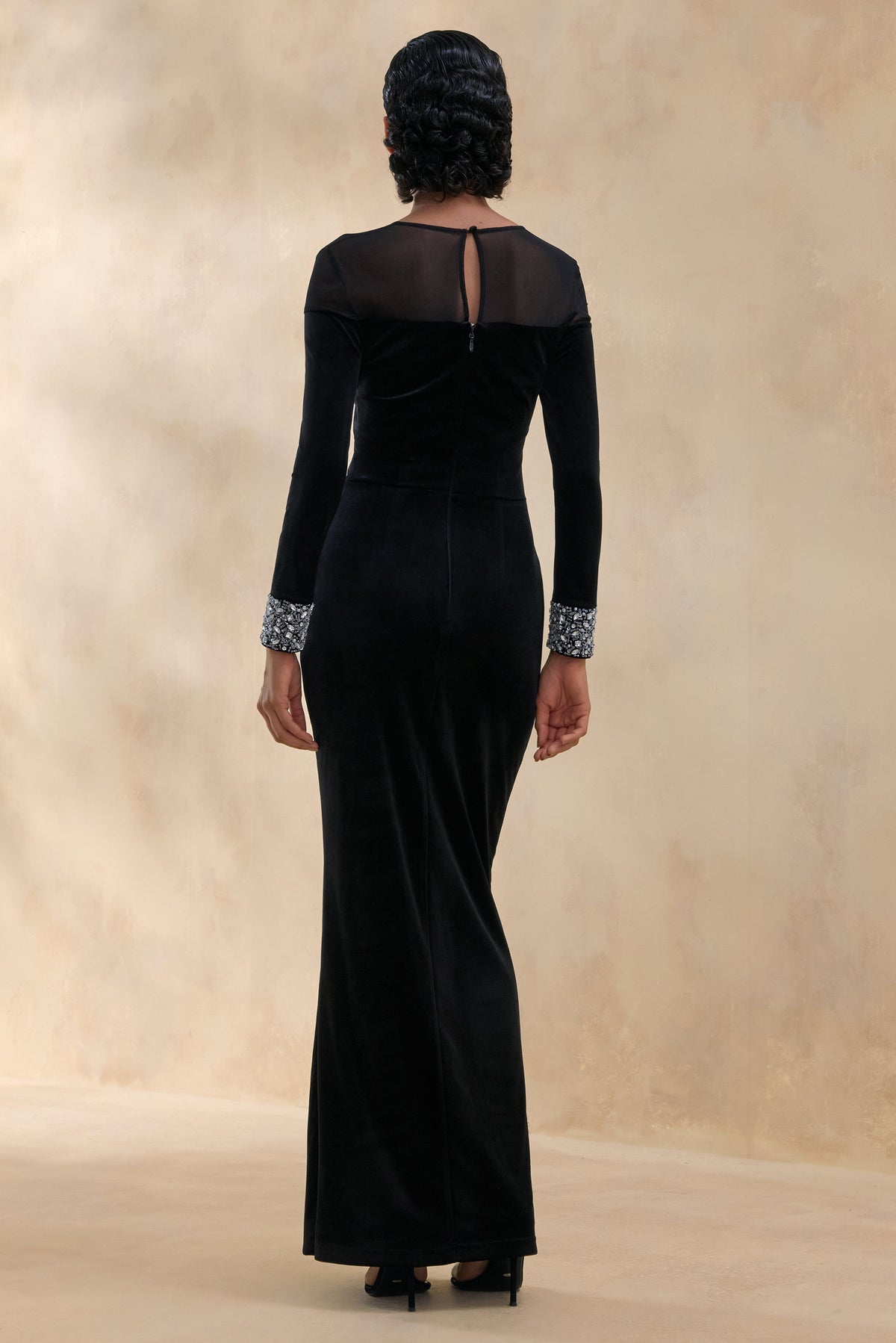 Perrin | Vestido Largo Negro con Escote Alto y Puños Bordados