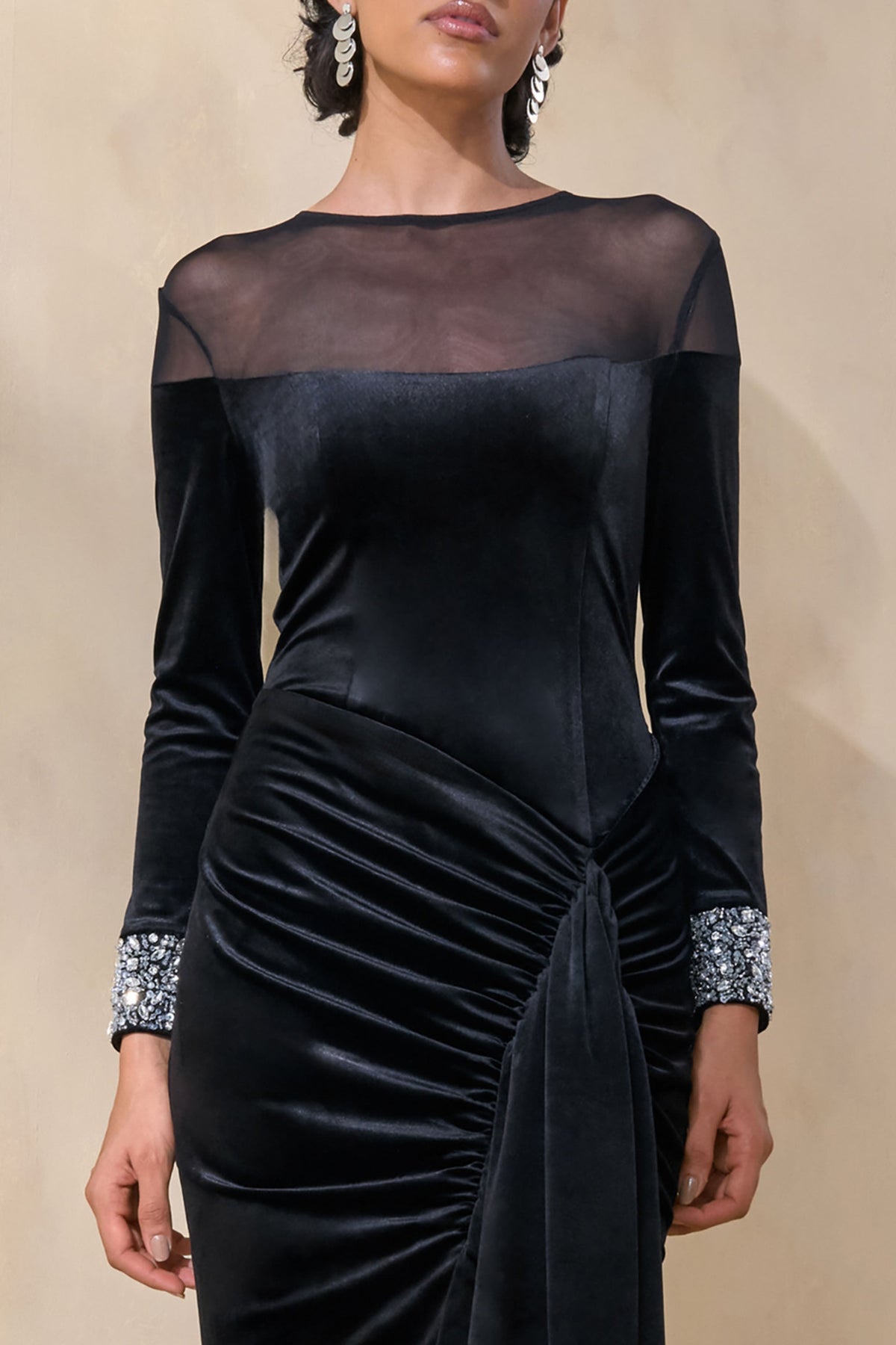 Perrin | Vestido Largo Negro con Escote Alto y Puños Bordados