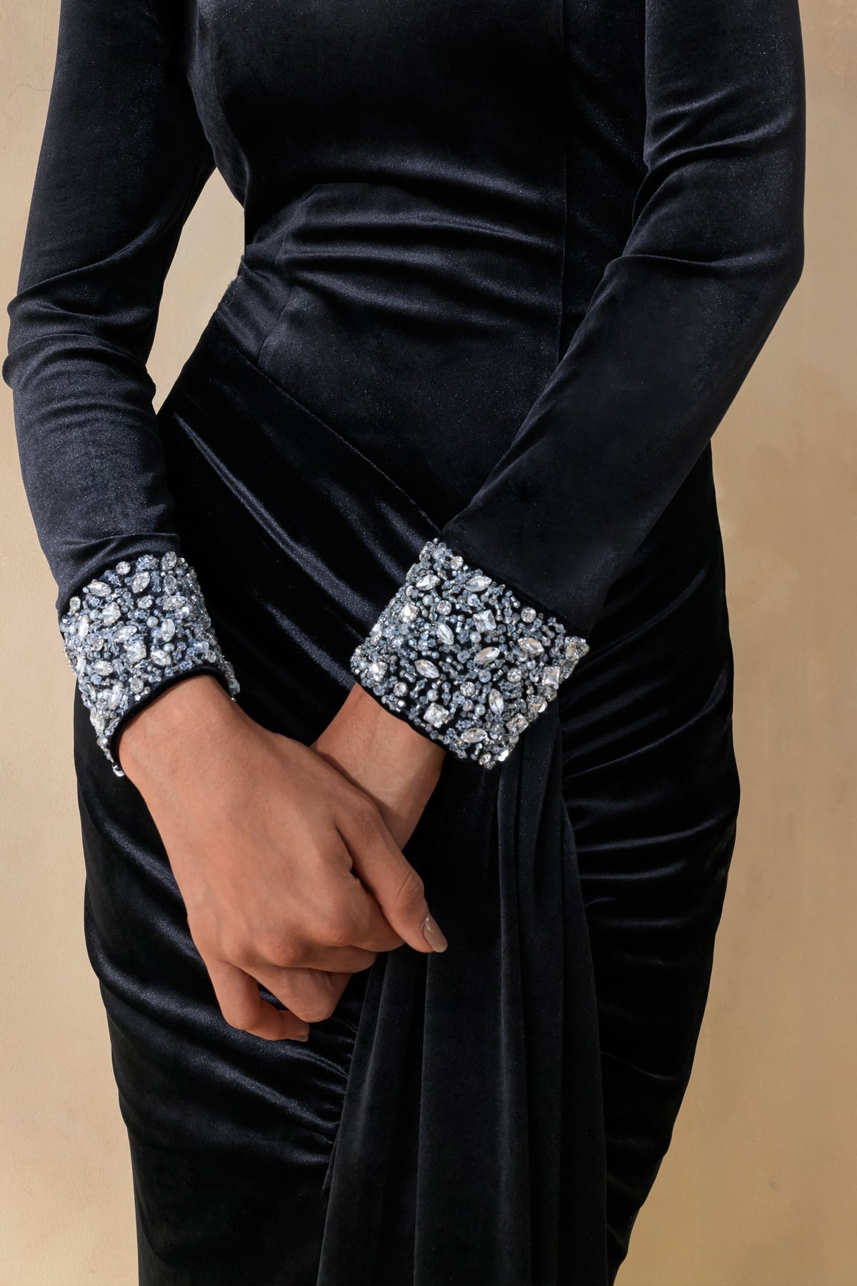 Perrin | Vestido Largo Negro con Escote Alto y Puños Bordados