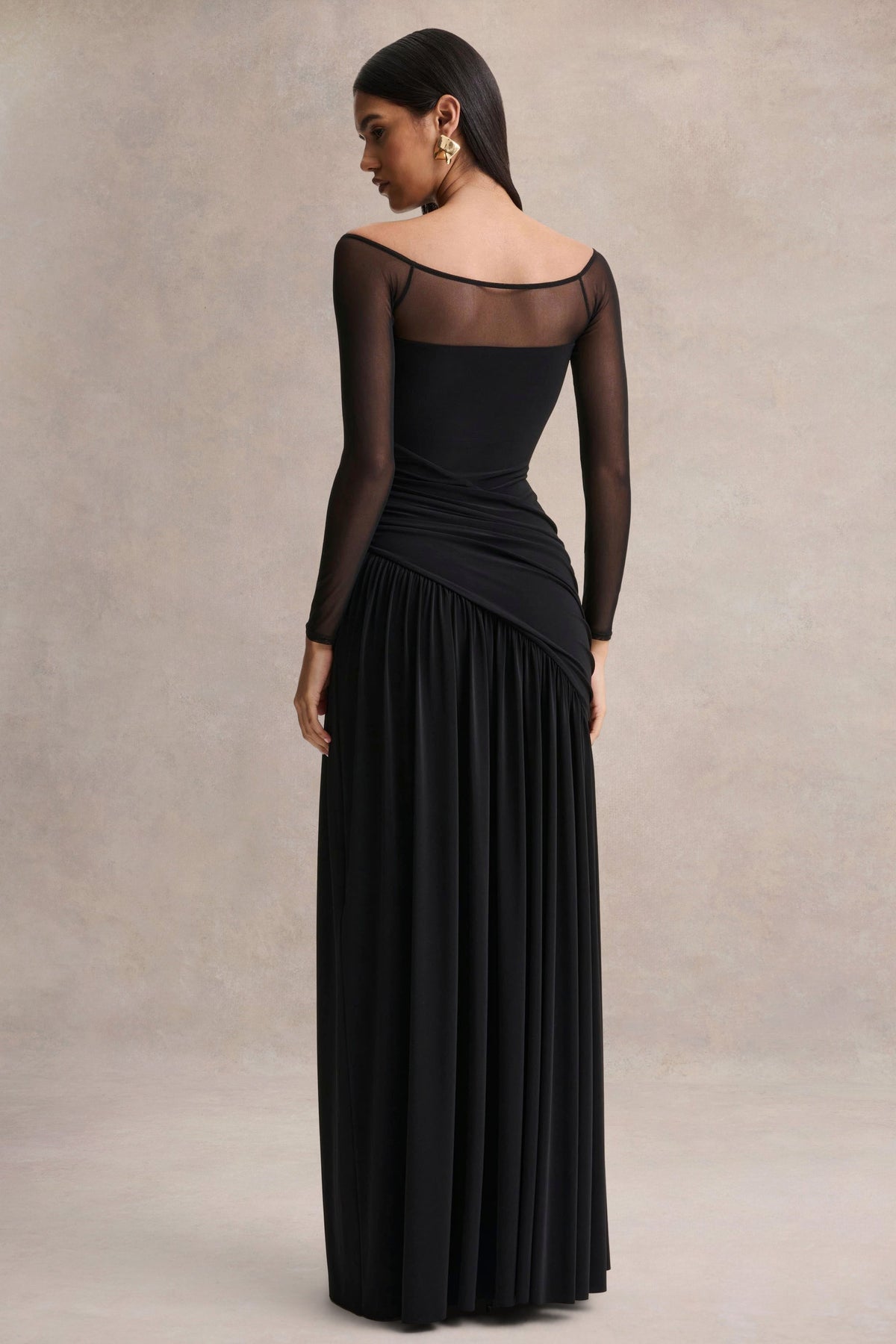 Bexley | Vestido Largo negro drapeado de cuello Bardot con mangas largas de malla