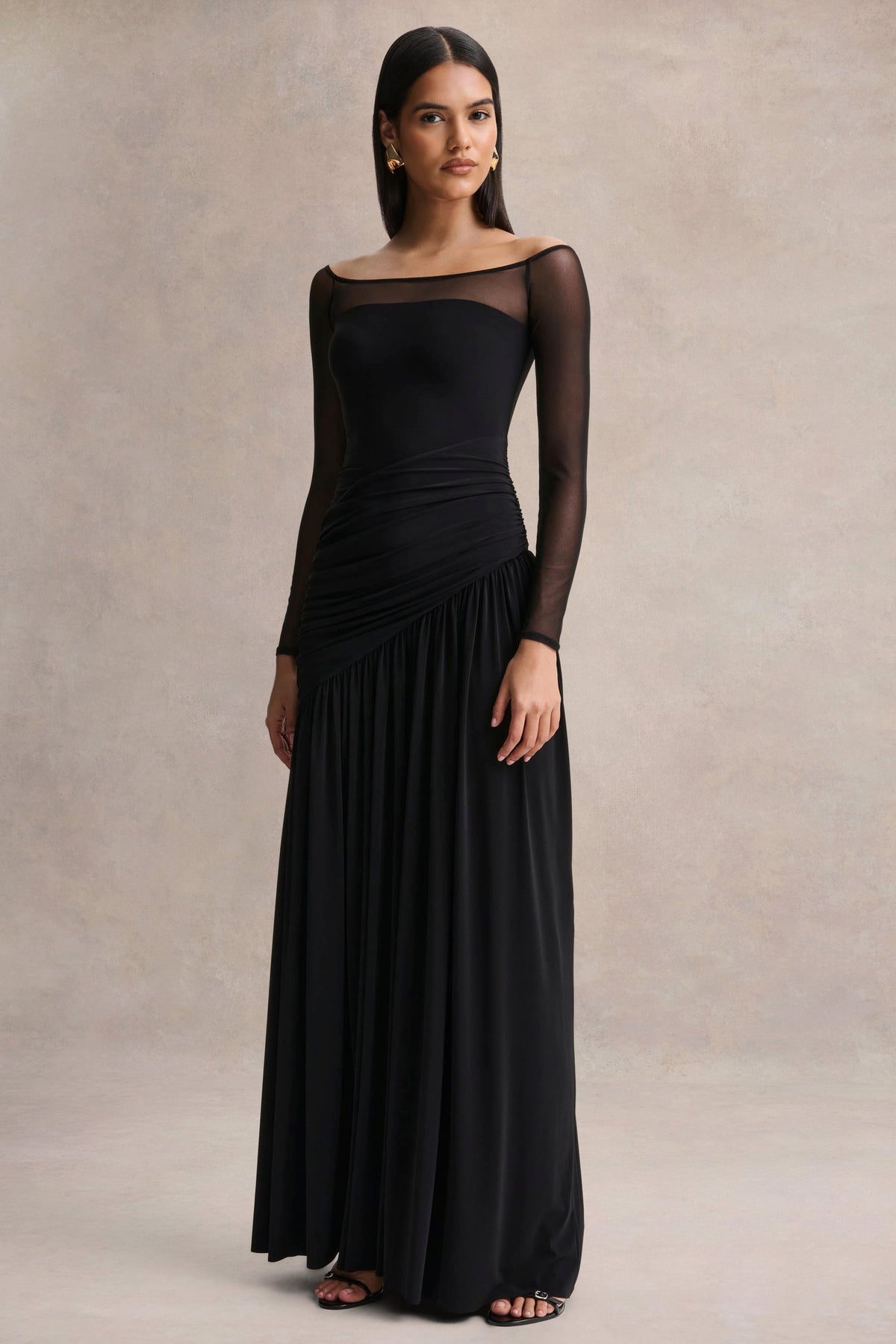 Bexley | Vestido Largo negro drapeado de cuello Bardot con mangas largas de malla