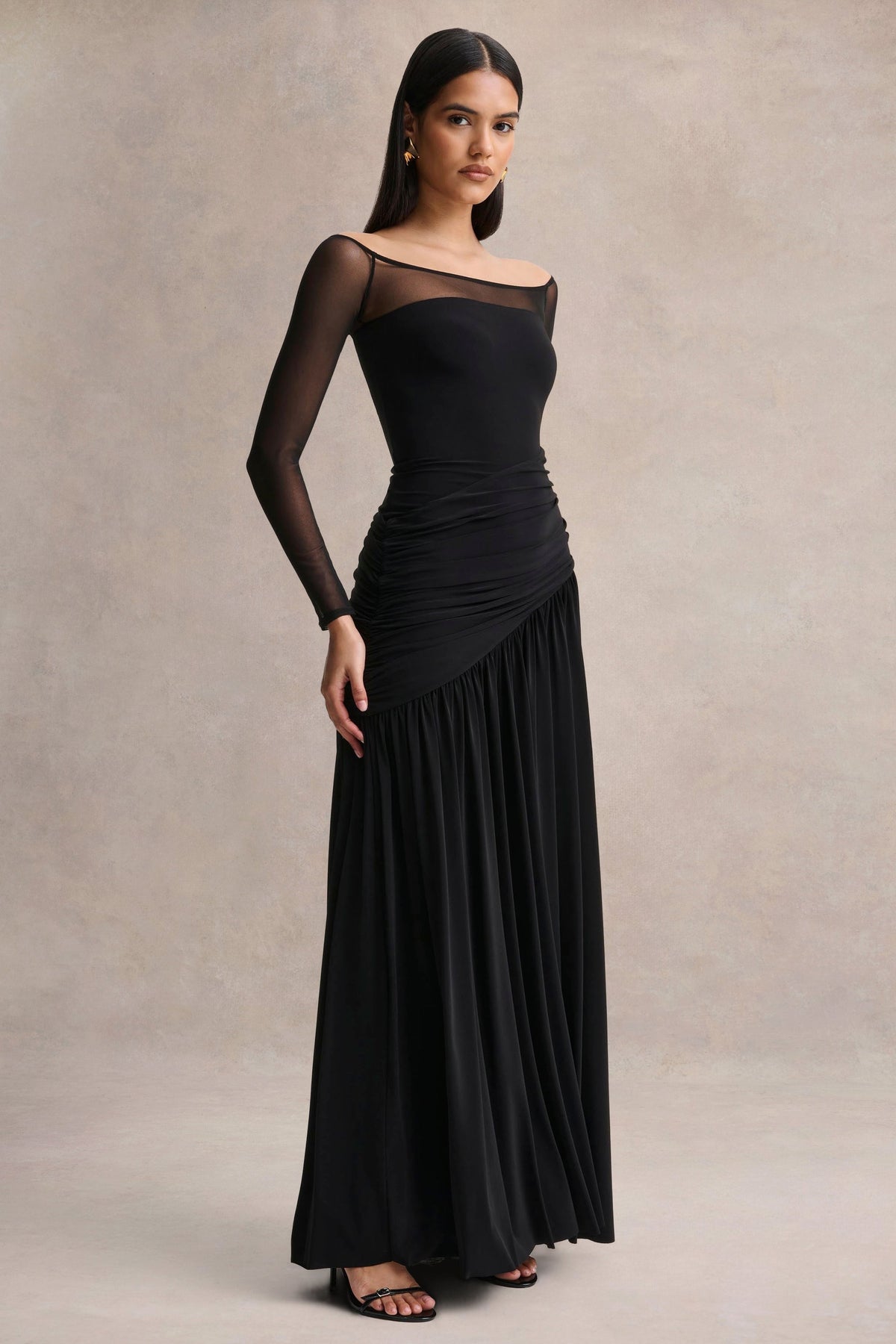 Bexley | Vestido Largo negro drapeado de cuello Bardot con mangas largas de malla