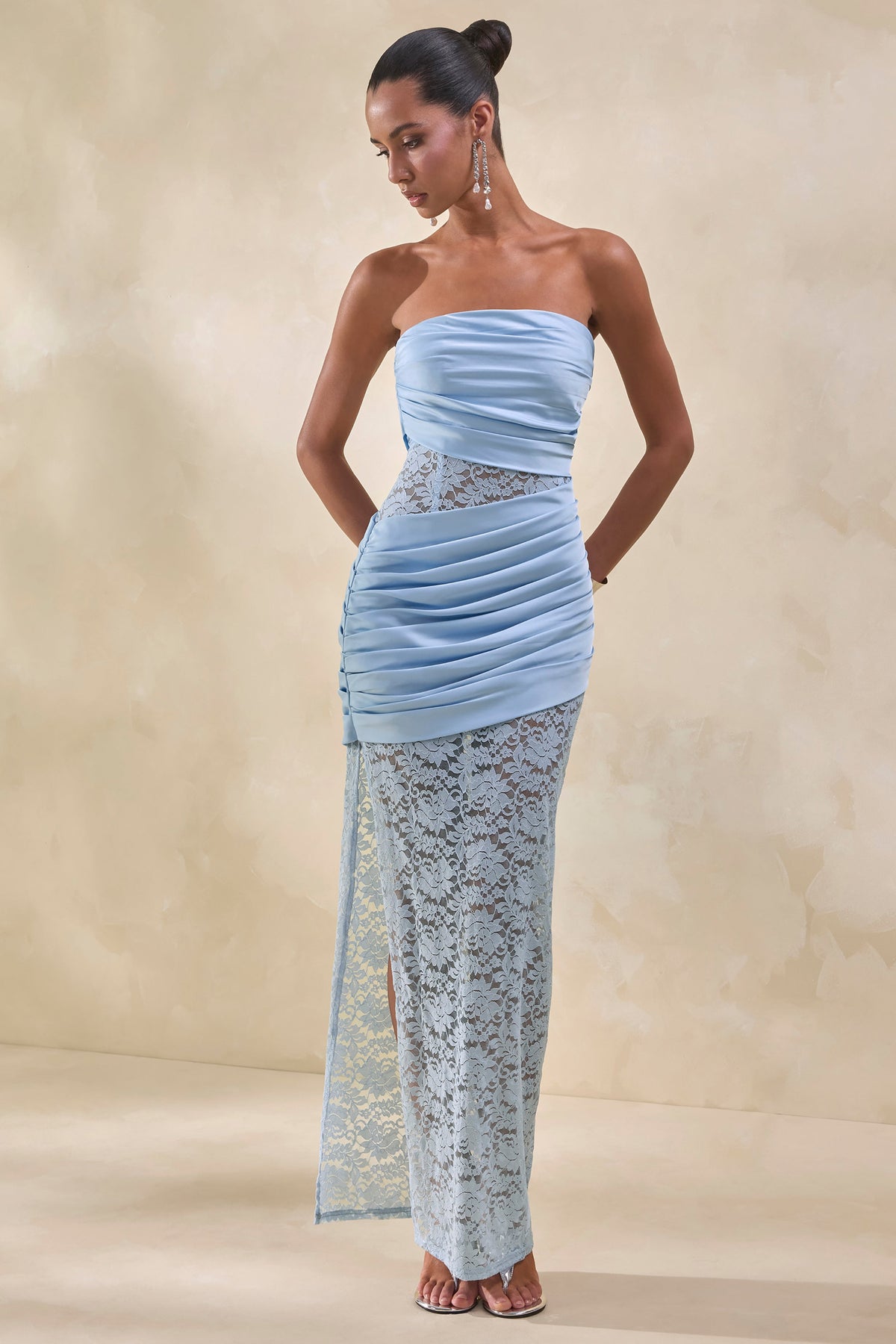 Dulcie | Vestido Largo Azul celeste de Encaje y Satén Bandeau con Detalle Cruzado