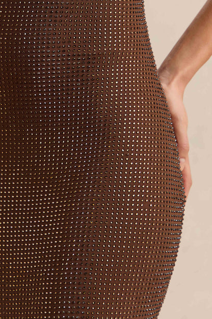 Deity | Vestido Largo Marrón Con Adornos, Cuello Asimétrico Y Espalda Abierta