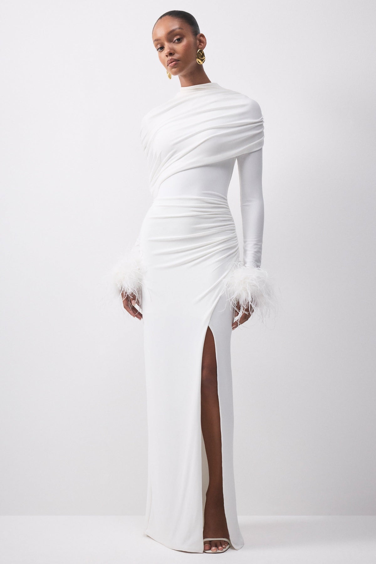 Gatsby | Vestido Largo Blanco De Jersey Con Cuello Alto Y Puños Con Plumas