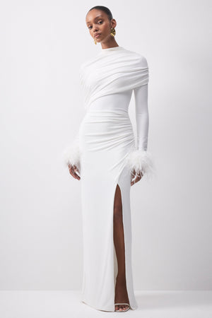 Gatsby | Vestido Largo Blanco De Jersey Con Cuello Alto Y Puños Con Plumas