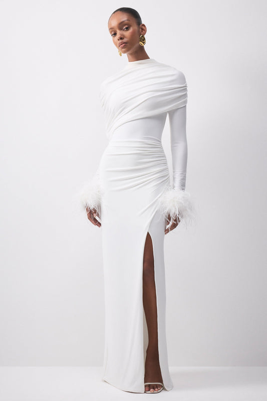 Gatsby | Vestido Largo Blanco De Jersey Con Cuello Alto Y Puños Con Plumas