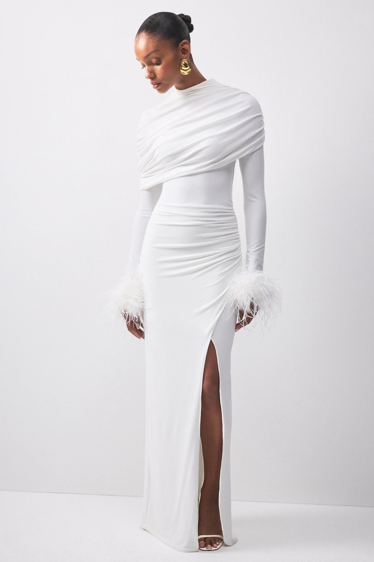 Gatsby | Vestido Largo Blanco De Jersey Con Cuello Alto Y Puños Con Plumas