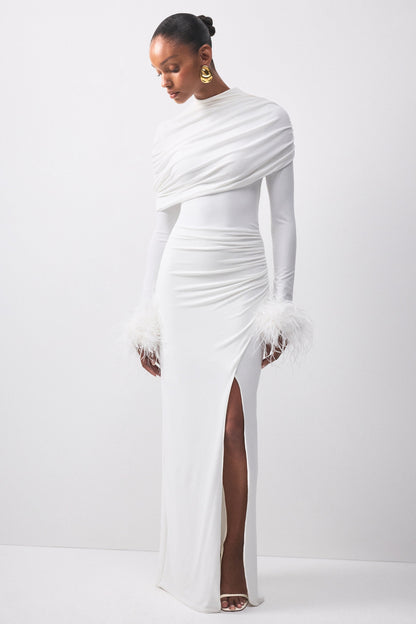 Gatsby | Vestido Largo Blanco De Jersey Con Cuello Alto Y Puños Con Plumas