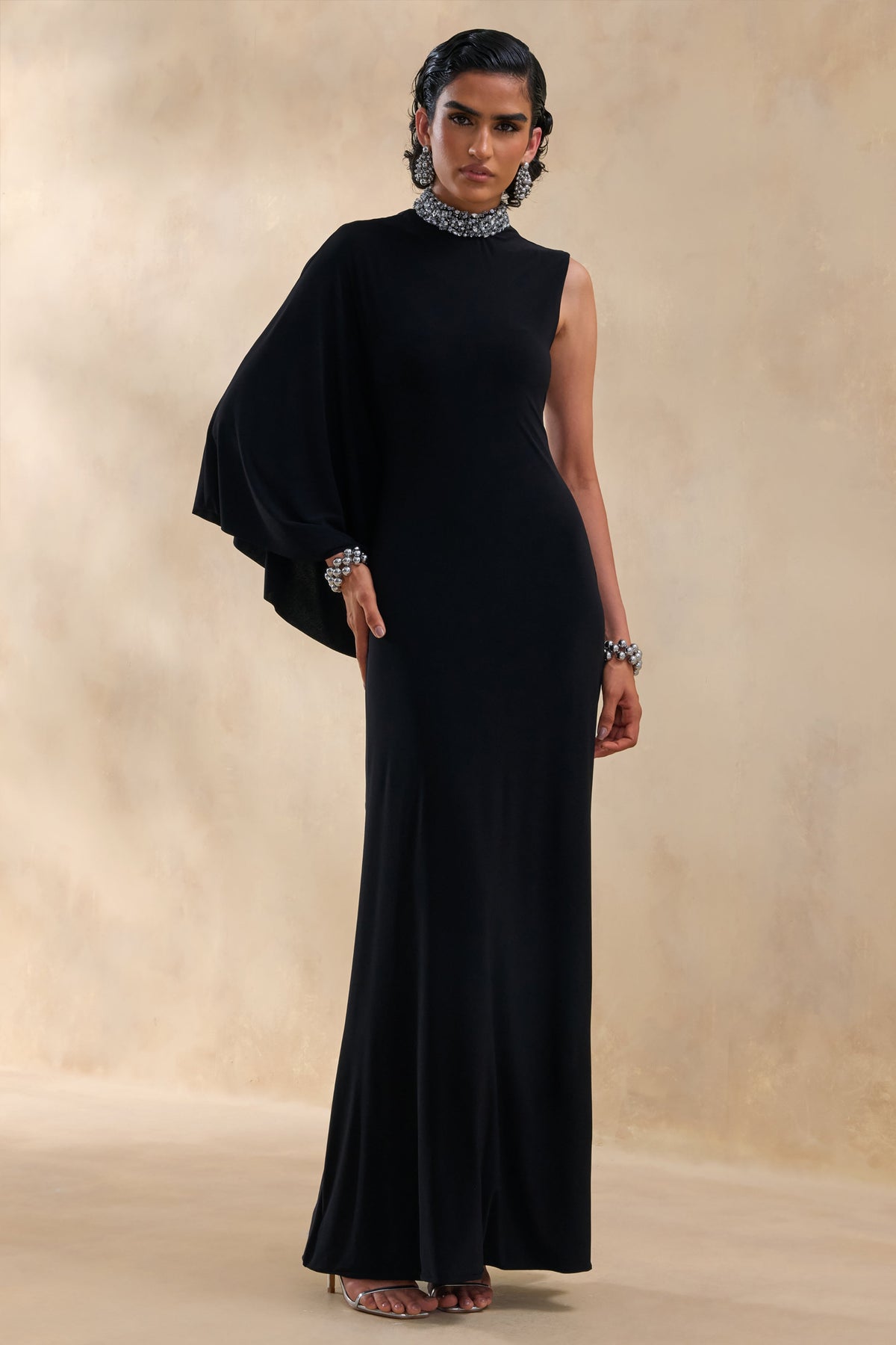 Oriana | Negro Vestido Largo con Cuello Alto Adornado y Una Sola Manga Tipo Capa