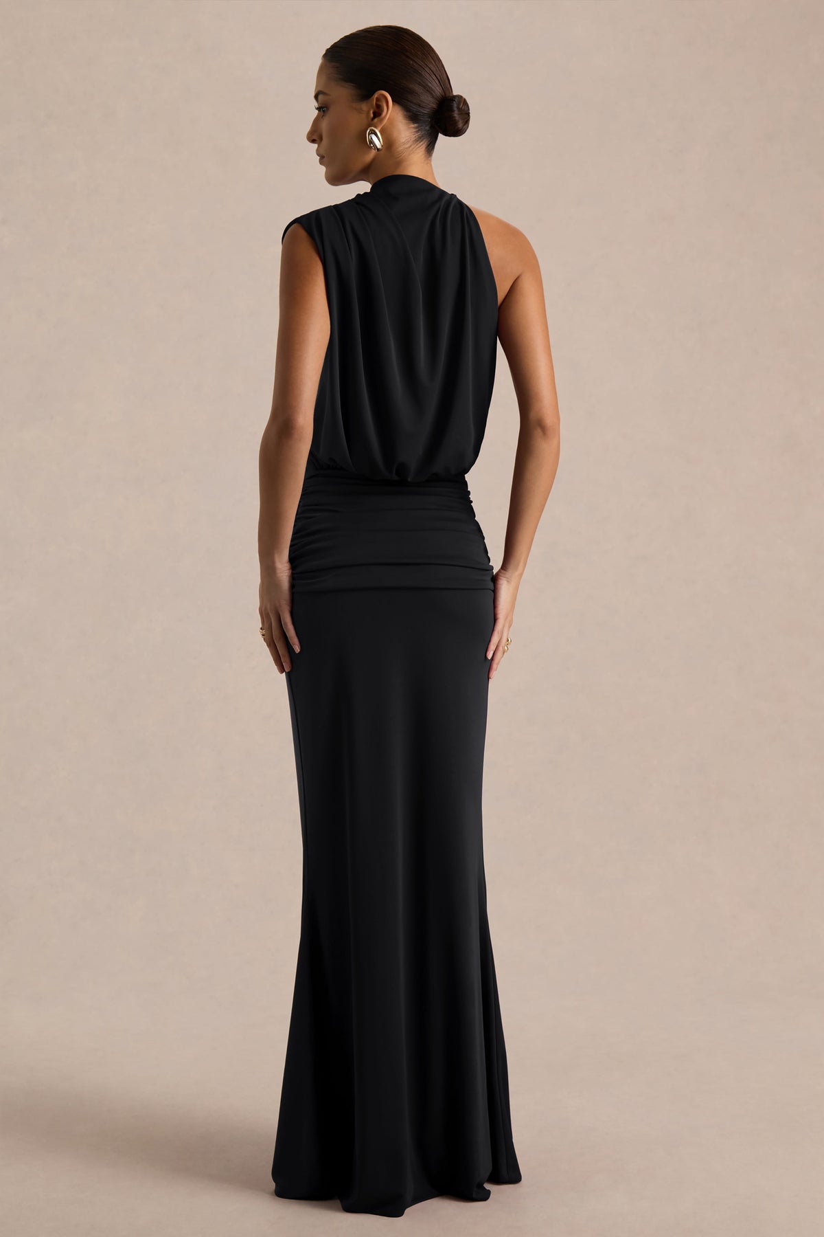 Umaira | Vestido Largo Negro de Cuello Alto