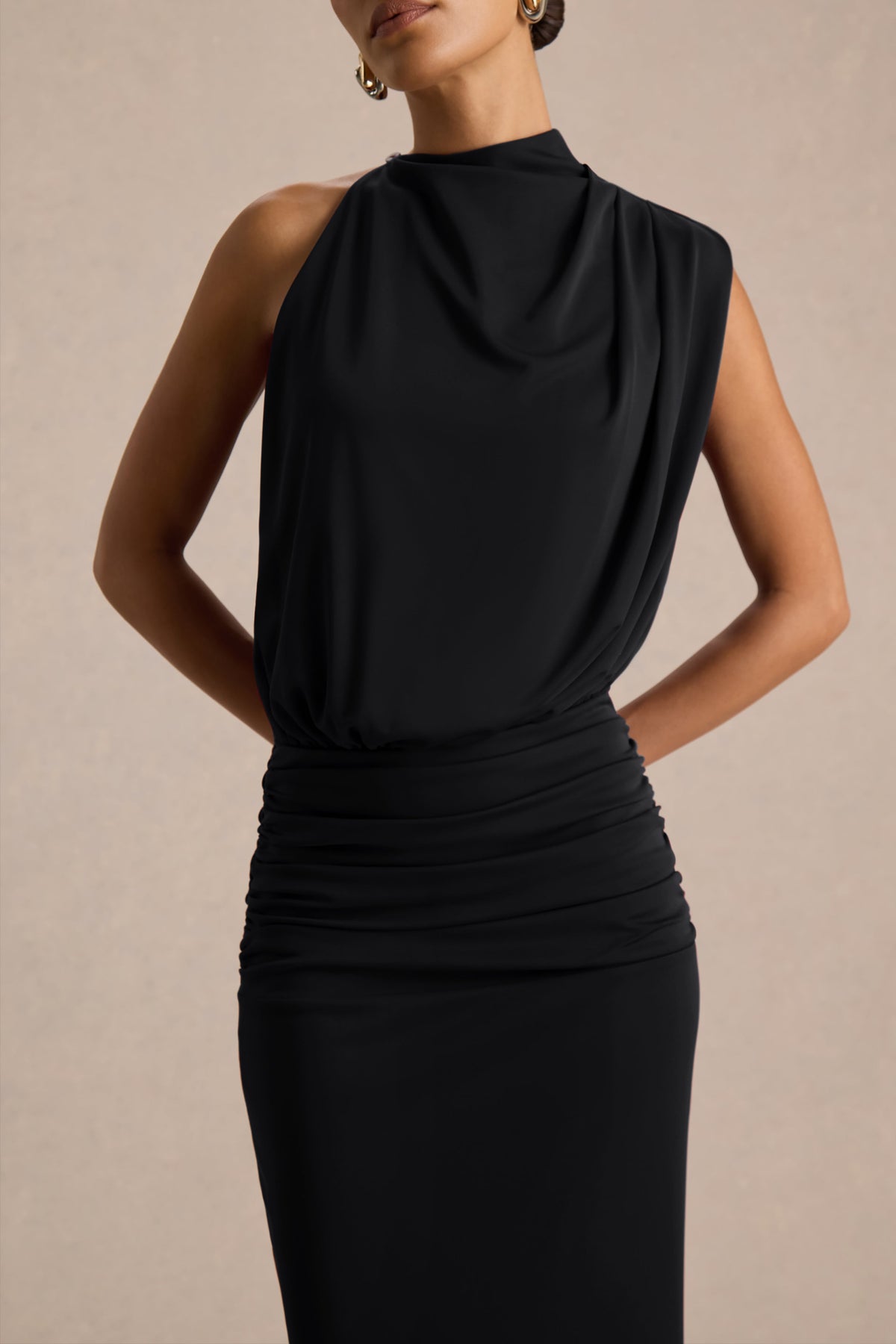 Umaira | Vestido Largo Negro de Cuello Alto