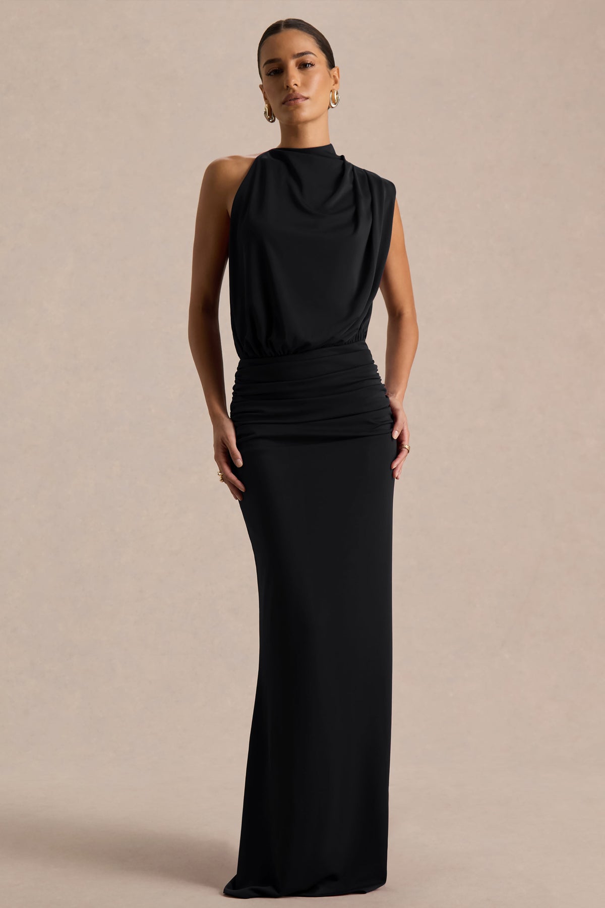Umaira | Vestido Largo Negro de Cuello Alto