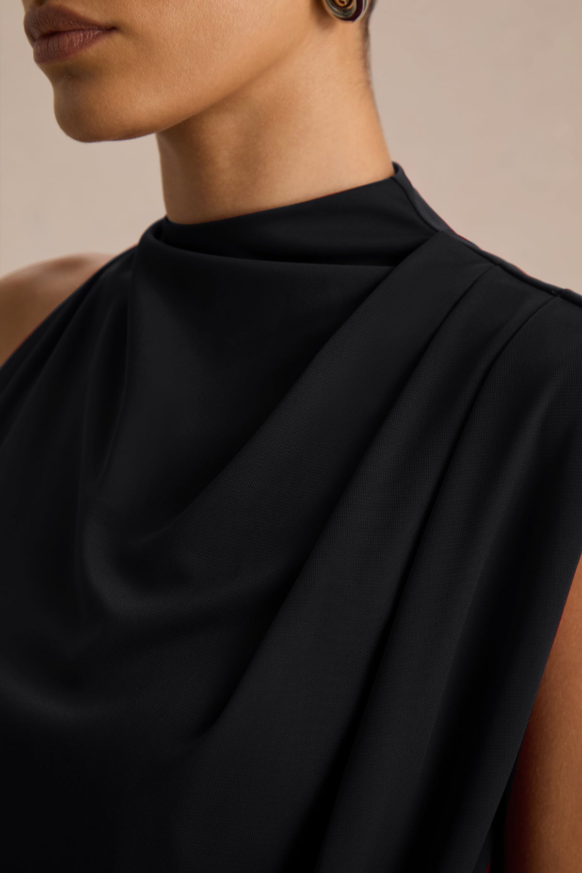Umaira | Vestido Largo Negro de Cuello Alto