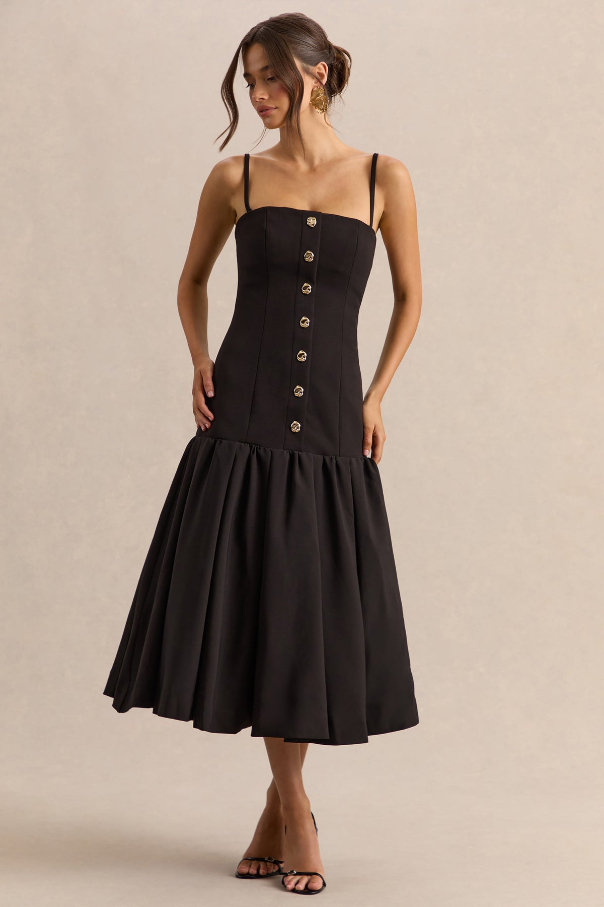 Briella | Vestido midi negro con escote bandeau y detalles de botones dorados