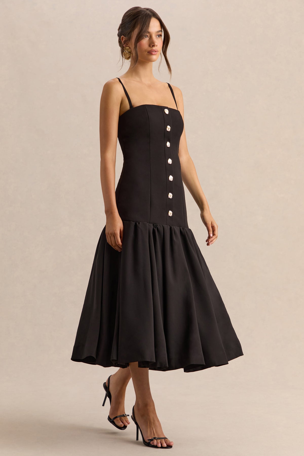 Briella | Vestido midi negro con escote bandeau y detalles de botones dorados
