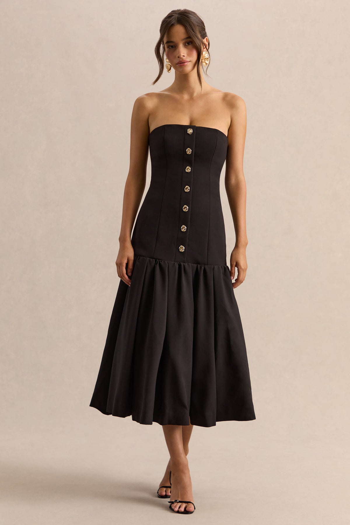 Briella | Vestido midi negro con escote bandeau y detalles de botones dorados