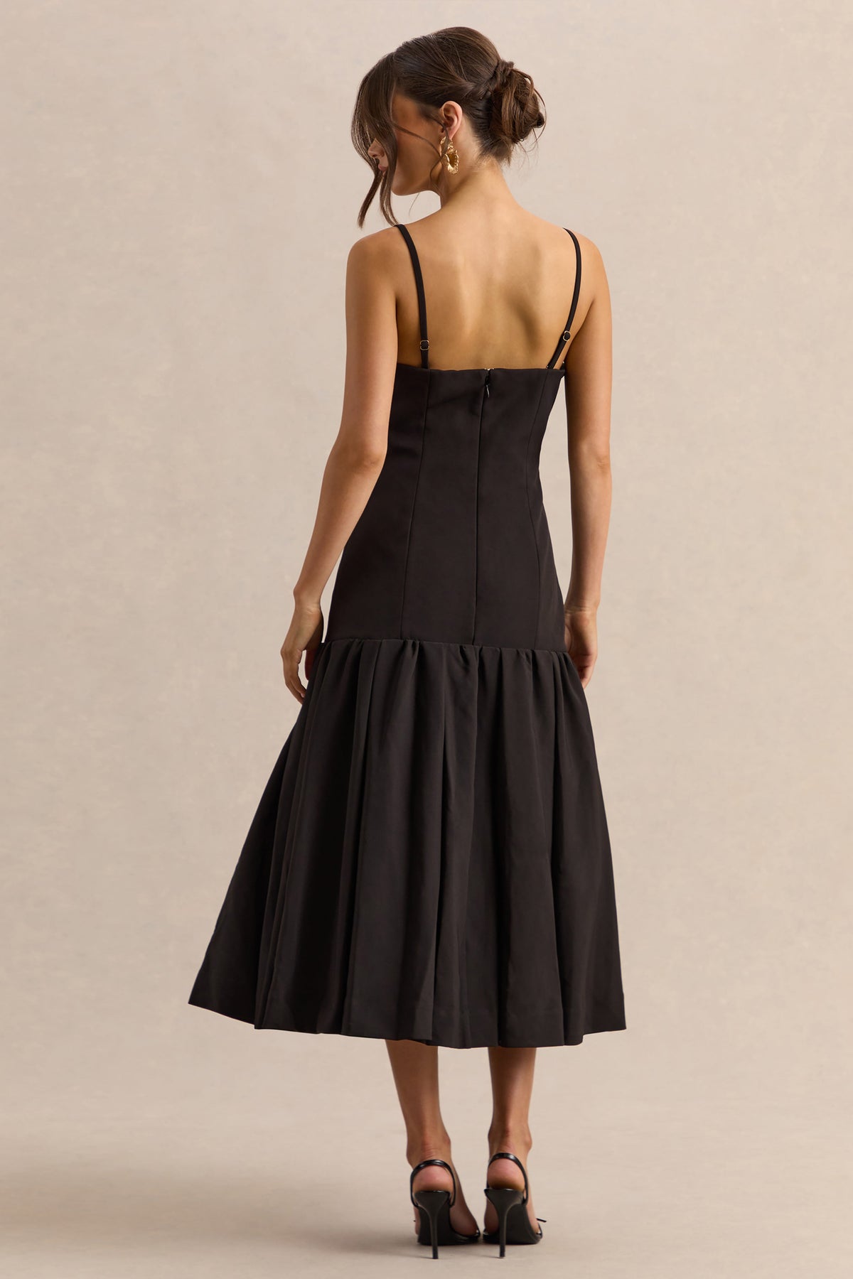 Briella | Vestido midi negro con escote bandeau y detalles de botones dorados
