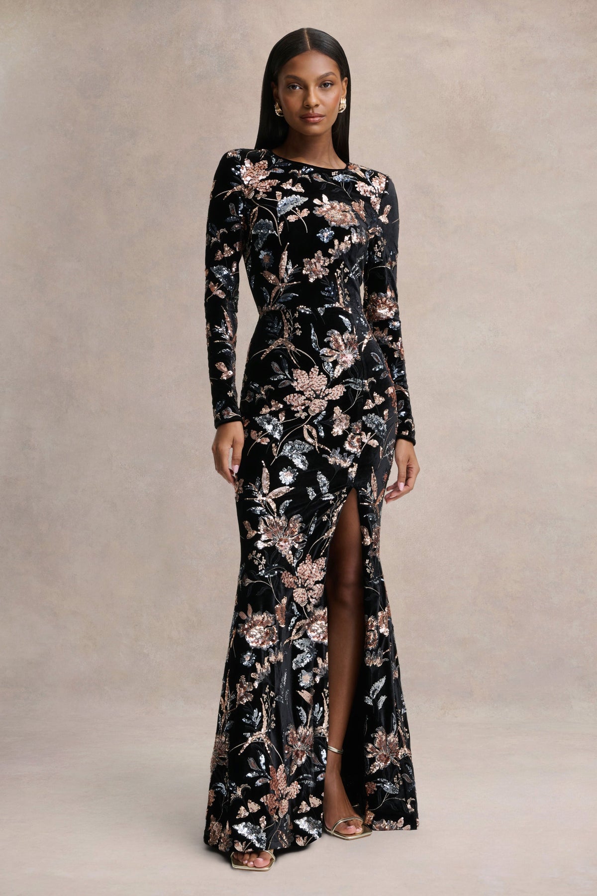 Lyric | Vestido Largo de Terciopelo Negro con Estampado de Flores Lentejuelas y Escote Alto