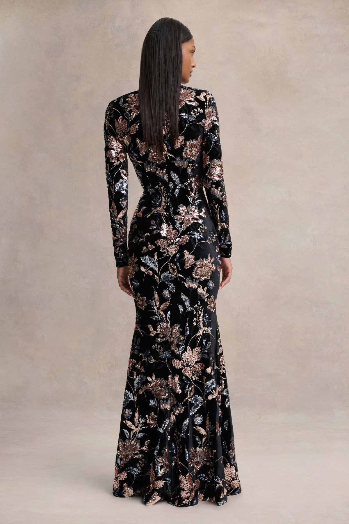 Lyric | Vestido Largo de Terciopelo Negro con Estampado de Flores Lentejuelas y Escote Alto