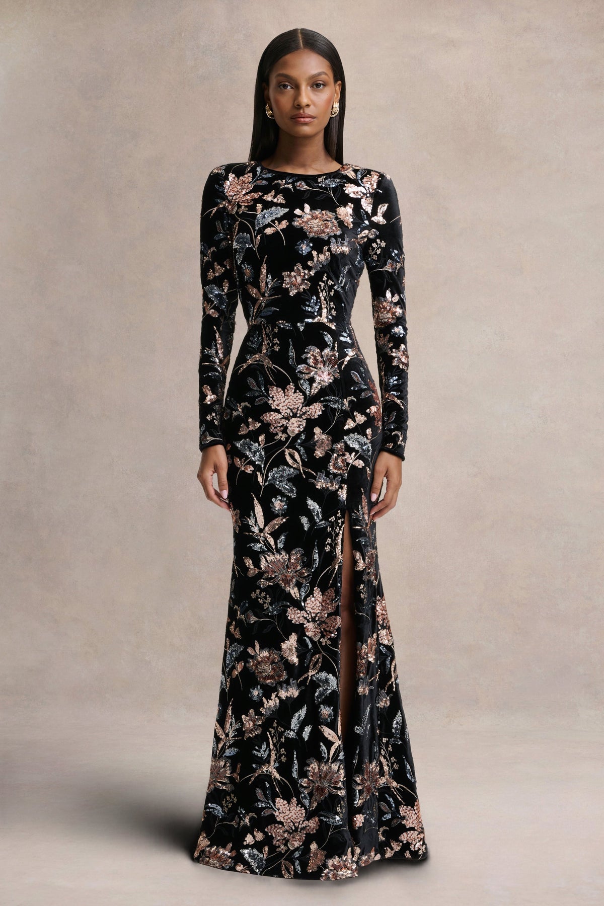 Lyric | Vestido Largo de Terciopelo Negro con Estampado de Flores Lentejuelas y Escote Alto