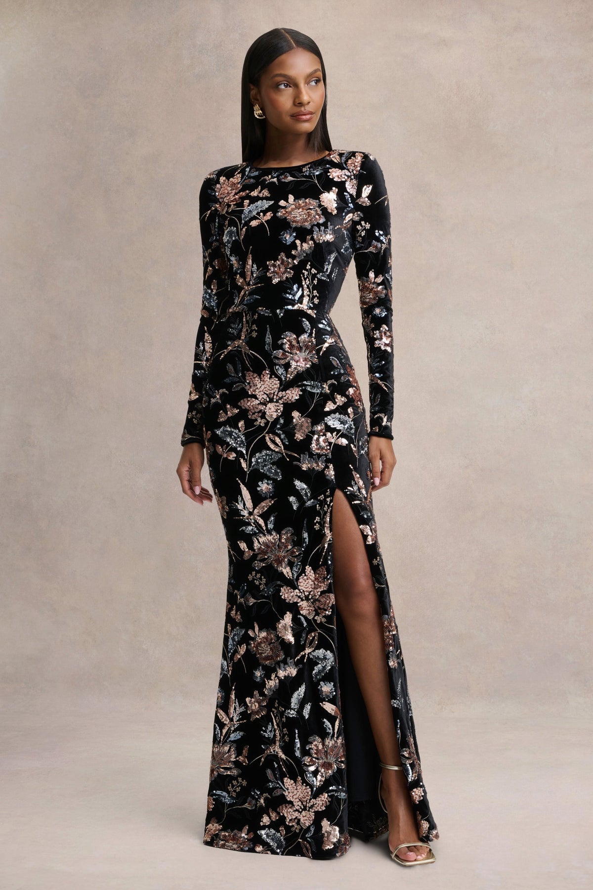 Lyric | Vestido Largo de Terciopelo Negro con Estampado de Flores Lentejuelas y Escote Alto