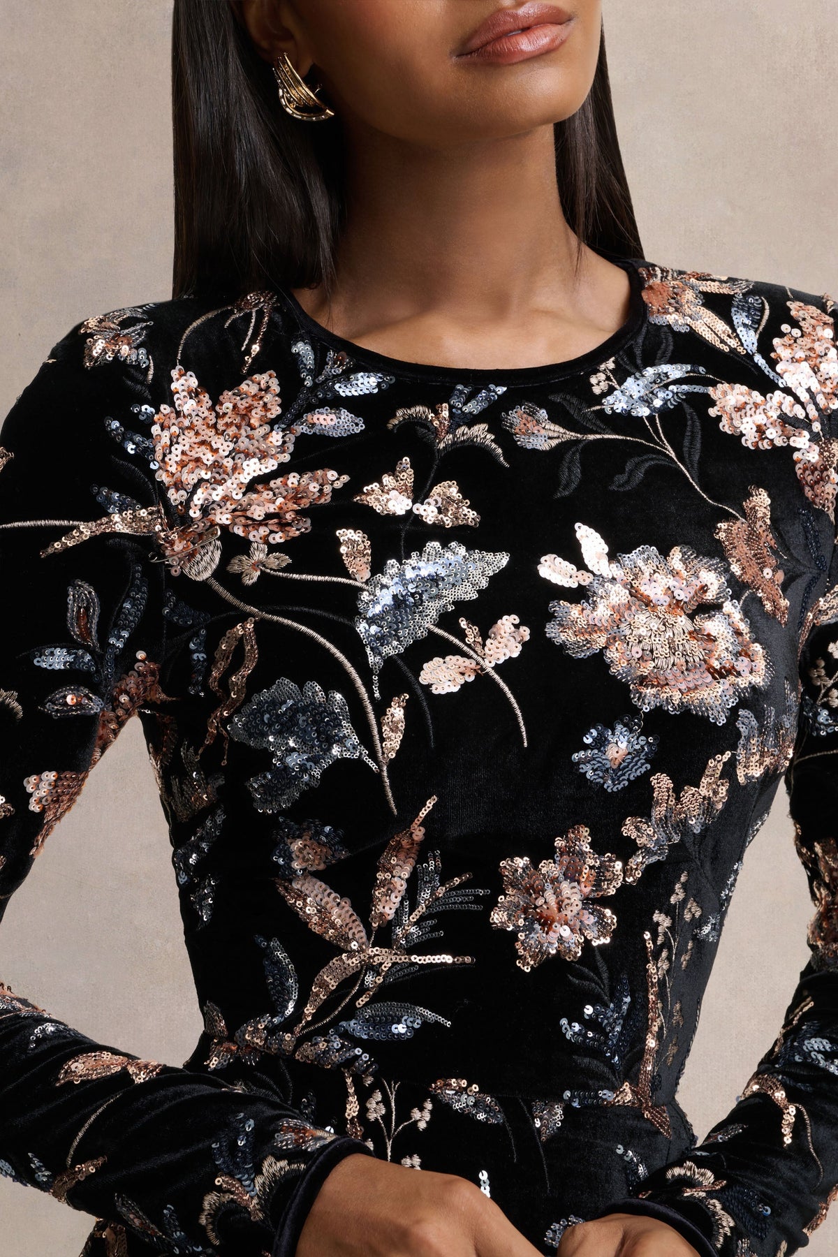Lyric | Vestido Largo de Terciopelo Negro con Estampado de Flores Lentejuelas y Escote Alto