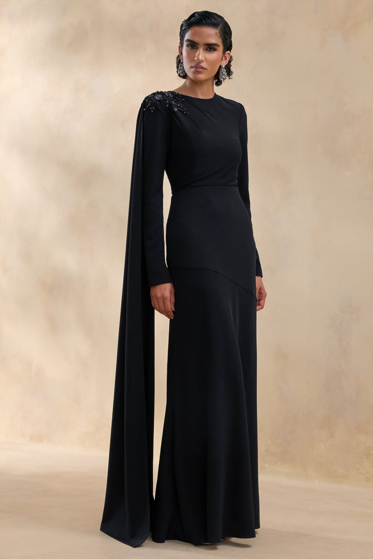 Reese | Vestido Largo Negro de Cuello Alto con Detalle de Fajín y Adornos