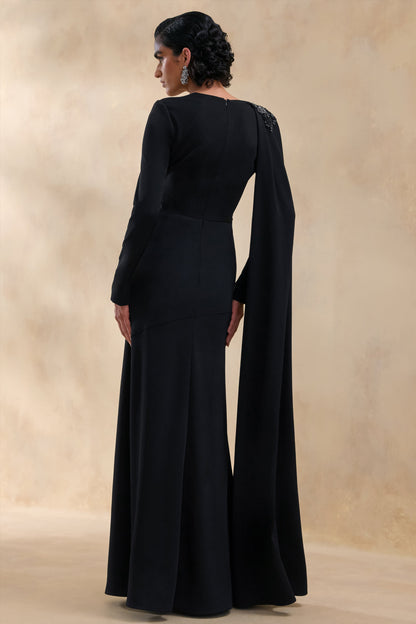 Reese | Vestido Largo Negro de Cuello Alto con Detalle de Fajín y Adornos