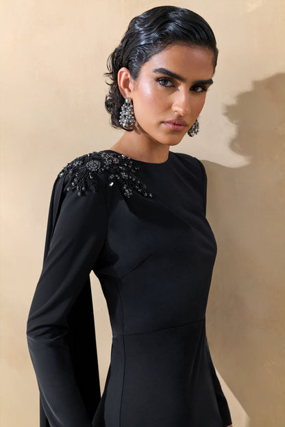 Reese | Vestido Largo Negro de Cuello Alto con Detalle de Fajín y Adornos