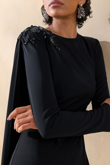 Reese | Vestido Largo Negro de Cuello Alto con Detalle de Fajín y Adornos