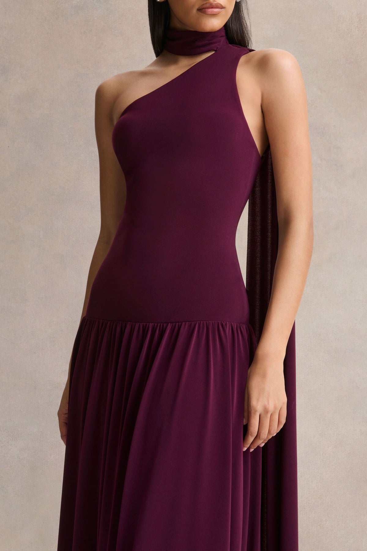 Freesia | Vestido Largo Color Ciruela con Escote Asimétrico y Detalle de Pañuelo