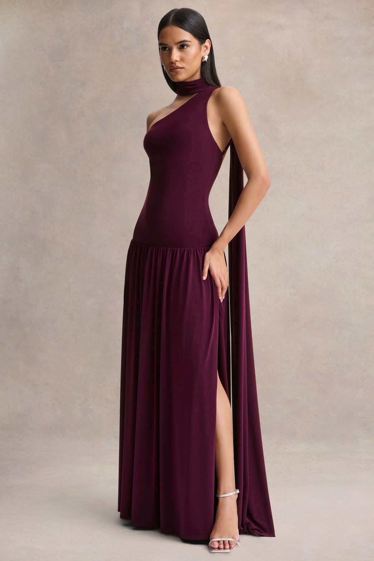Freesia | Vestido Largo Color Ciruela con Escote Asimétrico y Detalle de Pañuelo