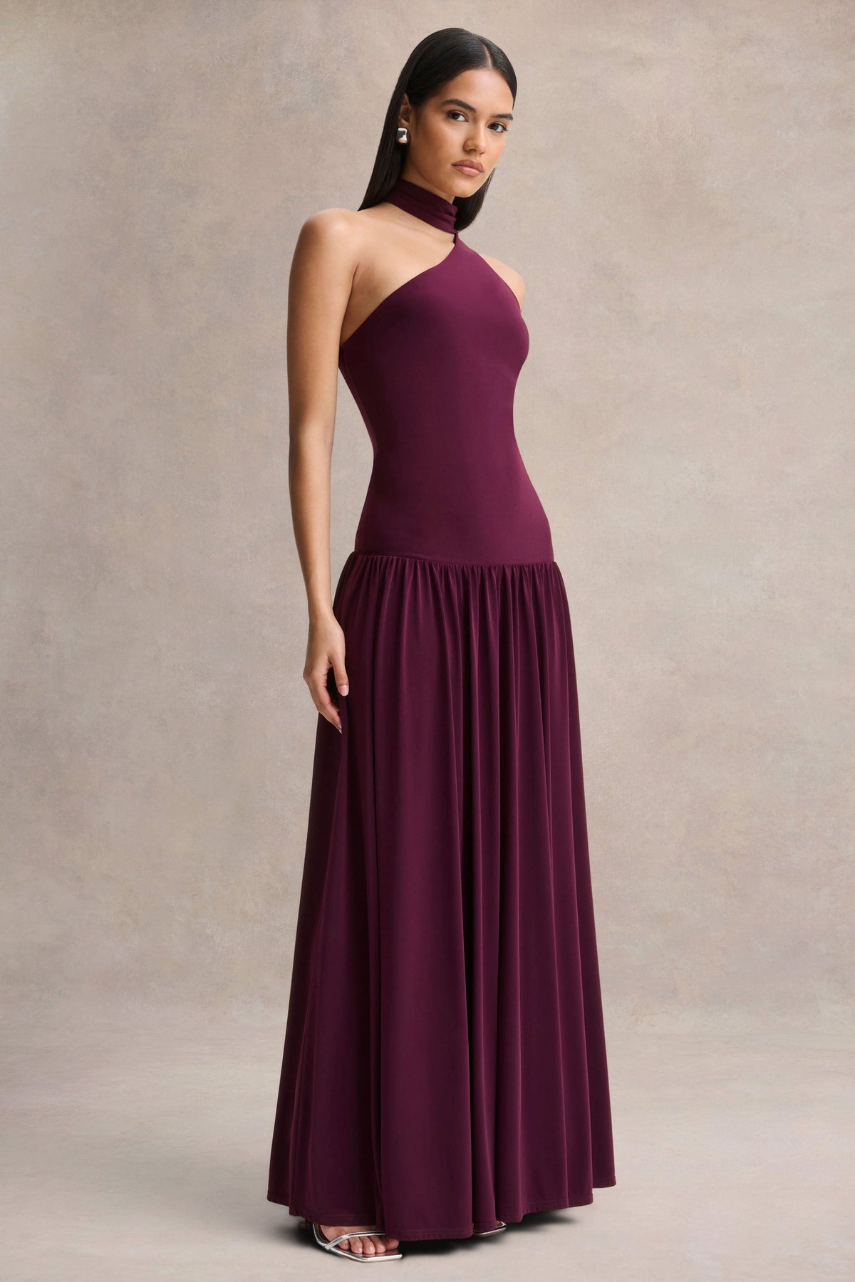 Freesia | Vestido Largo Color Ciruela con Escote Asimétrico y Detalle de Pañuelo