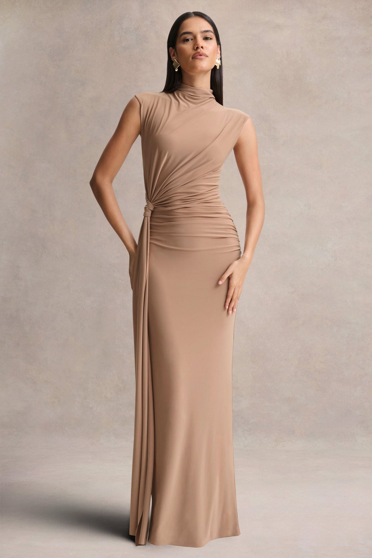 Solene | Vestido Largo Marrón con Cuello Alto y Detalle de Nudo y Drapeado