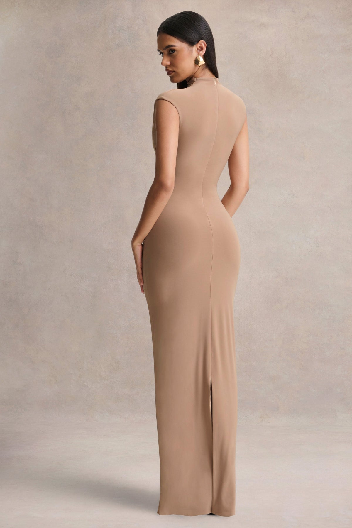 Solene | Vestido Largo Marrón con Cuello Alto y Detalle de Nudo y Drapeado