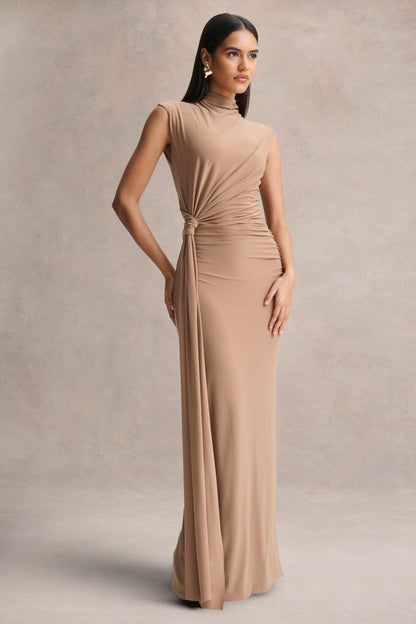 Solene | Vestido Largo Marrón con Cuello Alto y Detalle de Nudo y Drapeado