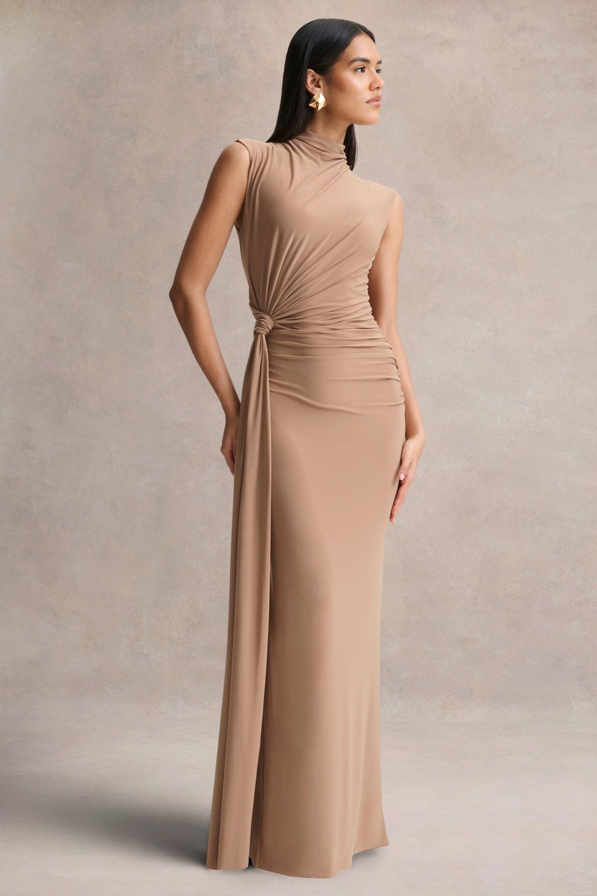 Solene | Vestido Largo Marrón con Cuello Alto y Detalle de Nudo y Drapeado