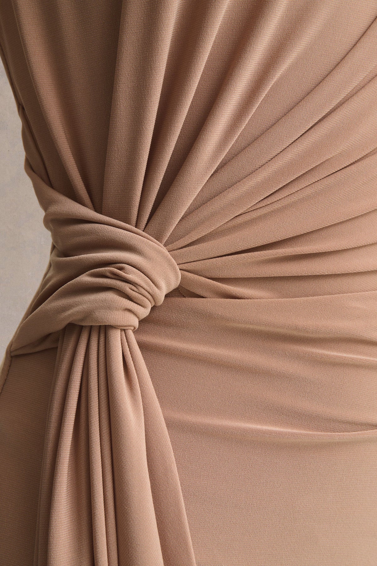 Solene | Vestido Largo Marrón con Cuello Alto y Detalle de Nudo y Drapeado