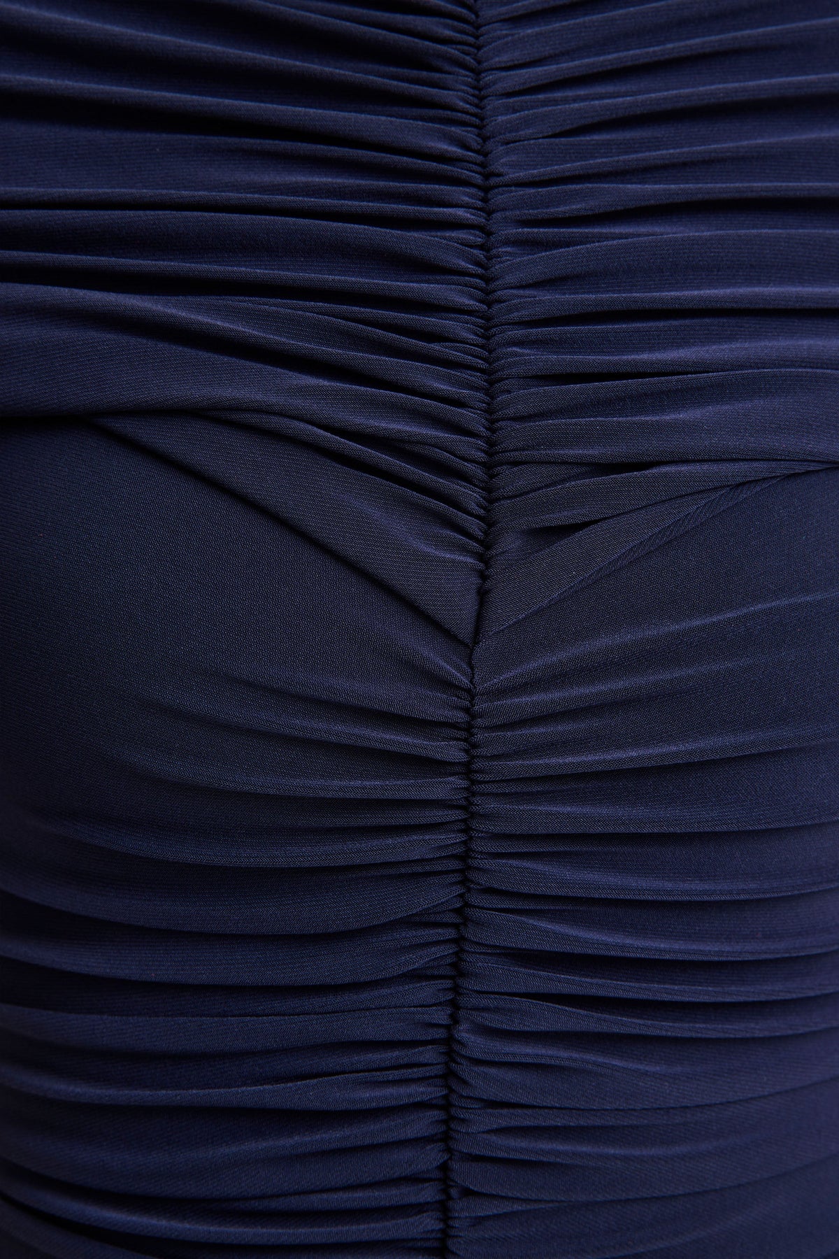 Azaria | Vestido largo azul marino de cuello alto con detalles fruncidos