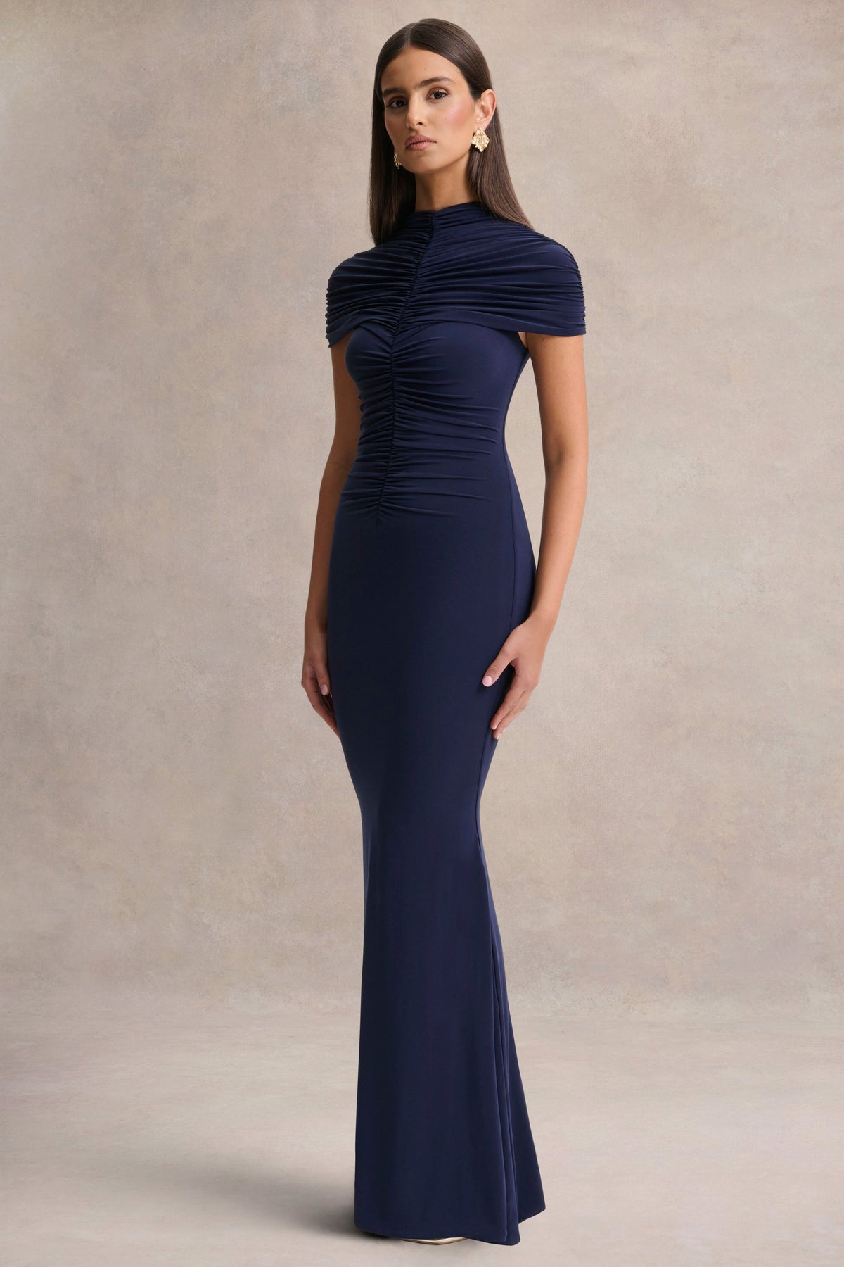 Azaria | Vestido largo azul marino de cuello alto con detalles fruncidos