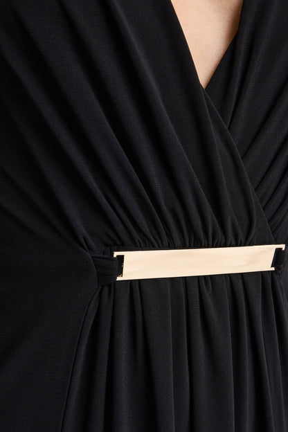 Romilly | Vestido Largo Negro con Escote Profundo y Detalle Fruncido