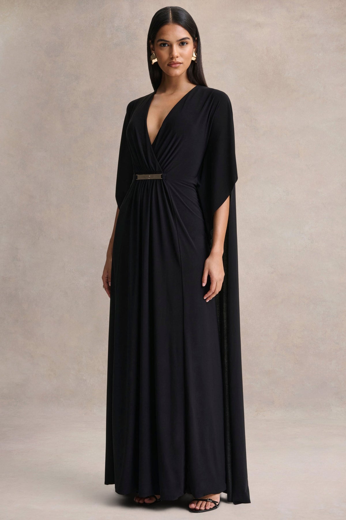 Romilly | Vestido Largo Negro con Escote Profundo y Detalle Fruncido