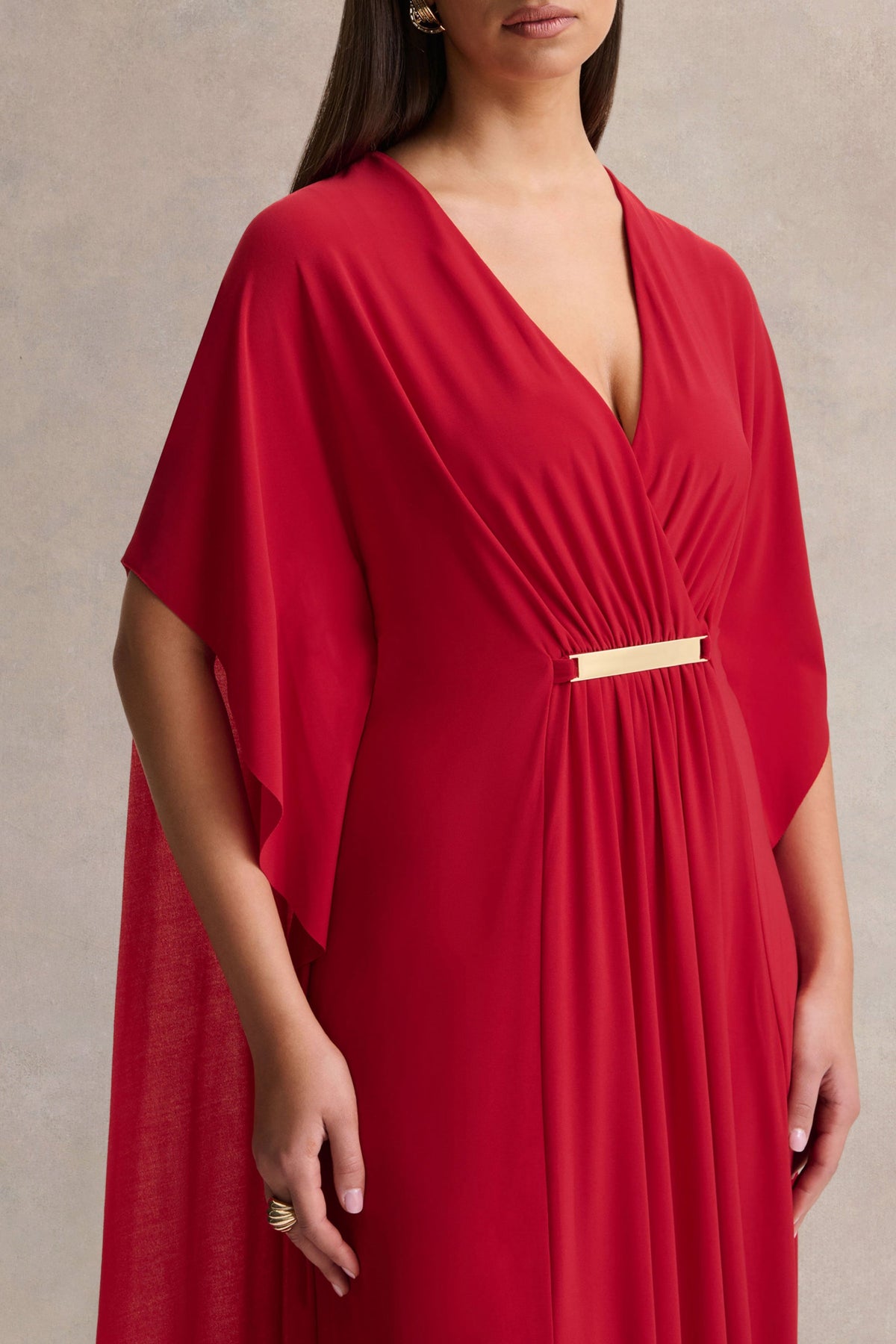 Romilly | Vestido Largo Rojo con Escote Profundo y Detalle Fruncido