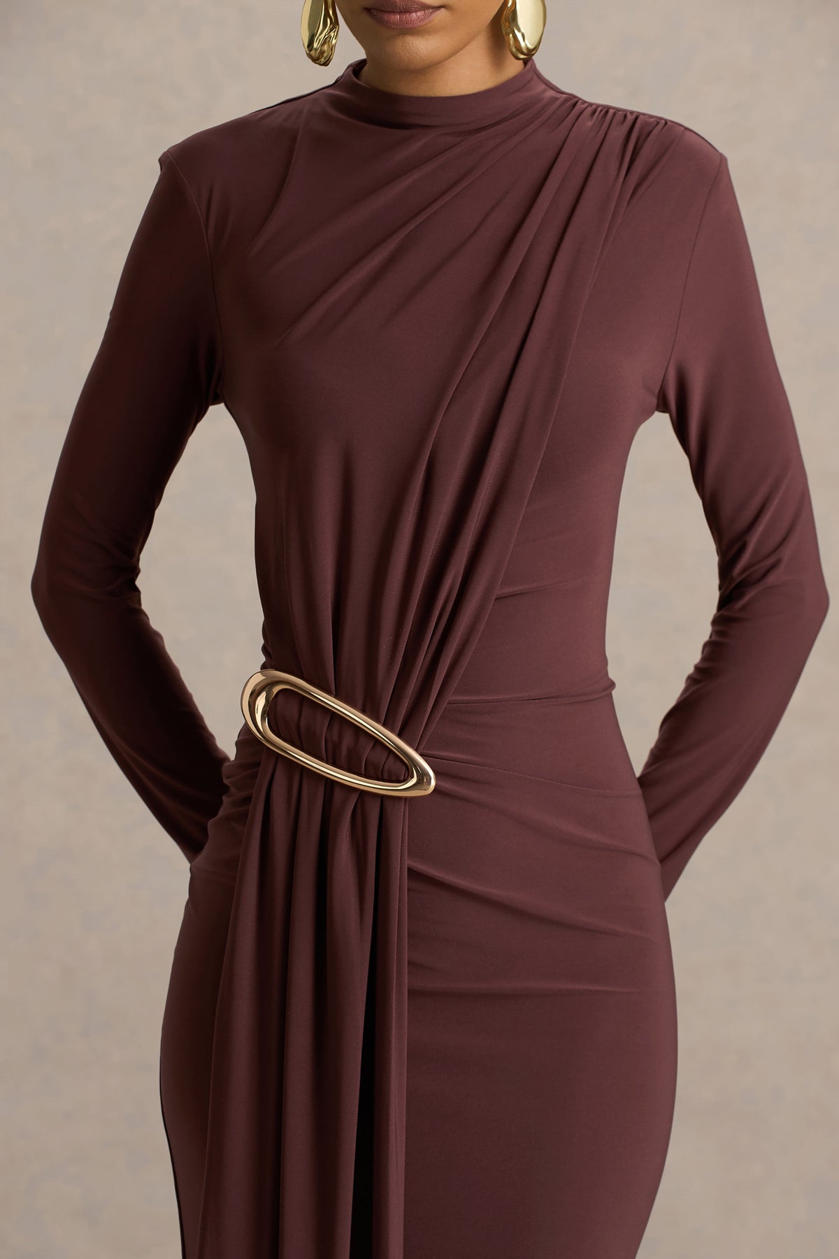 Zadie | Vestido Largo Marrón de Cuello Alto con Detalle Fruncido