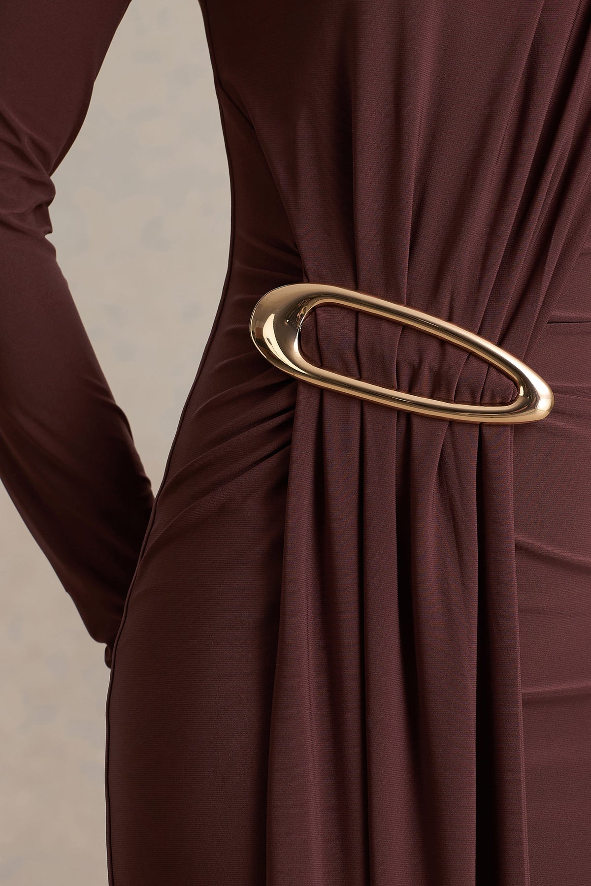 Zadie | Vestido Largo Marrón de Cuello Alto con Detalle Fruncido
