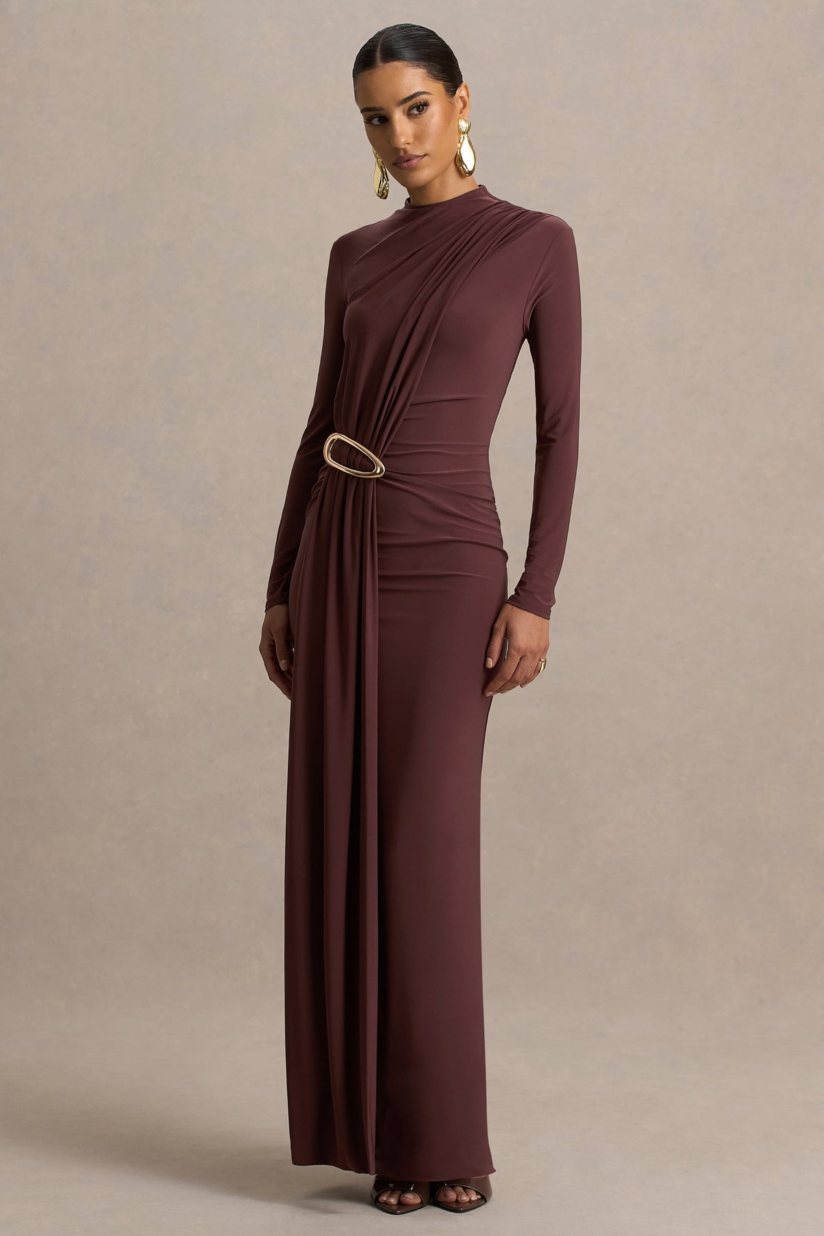 Zadie | Vestido Largo Marrón de Cuello Alto con Detalle Fruncido