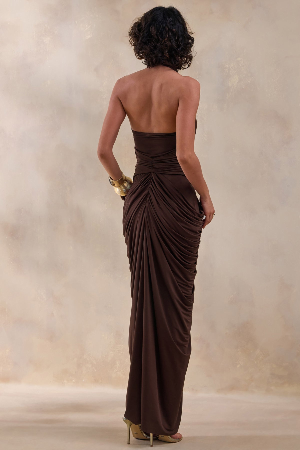 Horizon | Vestido Largo Marrón de Cuello Alto con Detalle Drapeado y Adornado