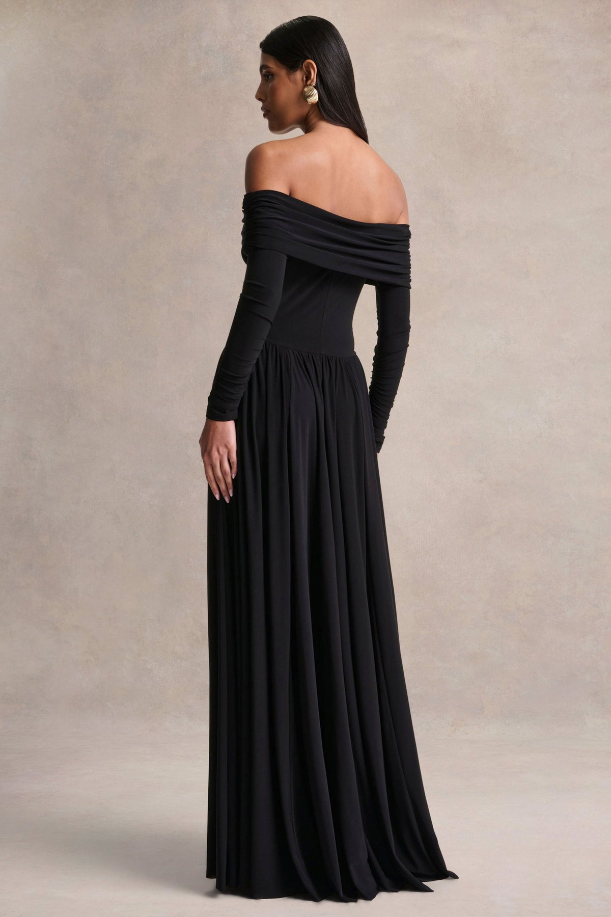 Saskia | Vestido largo negro de cuello Bardot